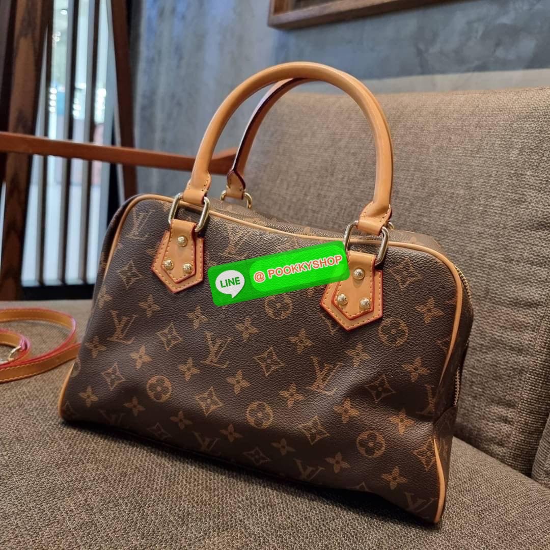 LV MANHATTAN HANDBAG กระเป๋าถือทรงผู้ดี คลาสสิค สวยหรู ไซส์กำลังสวย ราคาแสนดีจากวีไอพีพรีเมี่ยมกิ๊ฟ ดีไซน์ตกแต่งกระเป๋าเล็กด้านหน้า ใส่ของจุกจิกได้ วัสดุหนังแคนวาส ภายในโล่งกว้างมาก มีช่องซิปและช่องย่อย มาพร้อมสายสะพายครอสบอดี้ ถอดออกได้ คล้องแขนเก๋ๆ สะพา