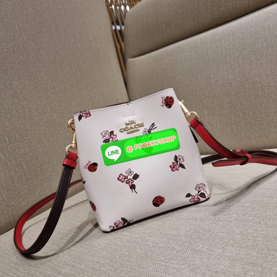 COACH 7267 MINI TOWN BUCKET BAG WITH BUFFALO PLAID PRINT คอลเลคชั่นใหม่ล่าสุด!! น้องสาวคนสวยมาแล้วจ้า สีแดงโดดเด่นต้อนรับเทศกาลคริสต์มาส 🎅🎄 กระเป๋าบัคเก็ต ไซส์มินิ ใบจริงน่ารักม้าก!! น่าใช้แบบที่สุด วัสดุหนังแคนวาสเคลือบลาย สวยคม เปิด-ปิดด