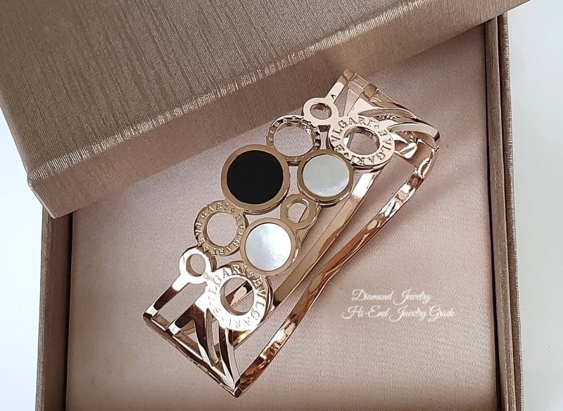 New Arrival !!!!!! BVLGARI Bangle กำไลข้อมือบูการีงาน stainless steel แท้ 100% หน้ามุกและหน้าเซรามิก ตัวเรือนหนา งานสวยมากๆ ดูมีราคามากๆค่ะ สาวกบูการีต้องรีบสอยนะคะ ตัวเรือนพิ้งโกลด์ ตามรูป งานชุบ 18KGP ไม่ลอกไม่ดำค่ะ made in Korea