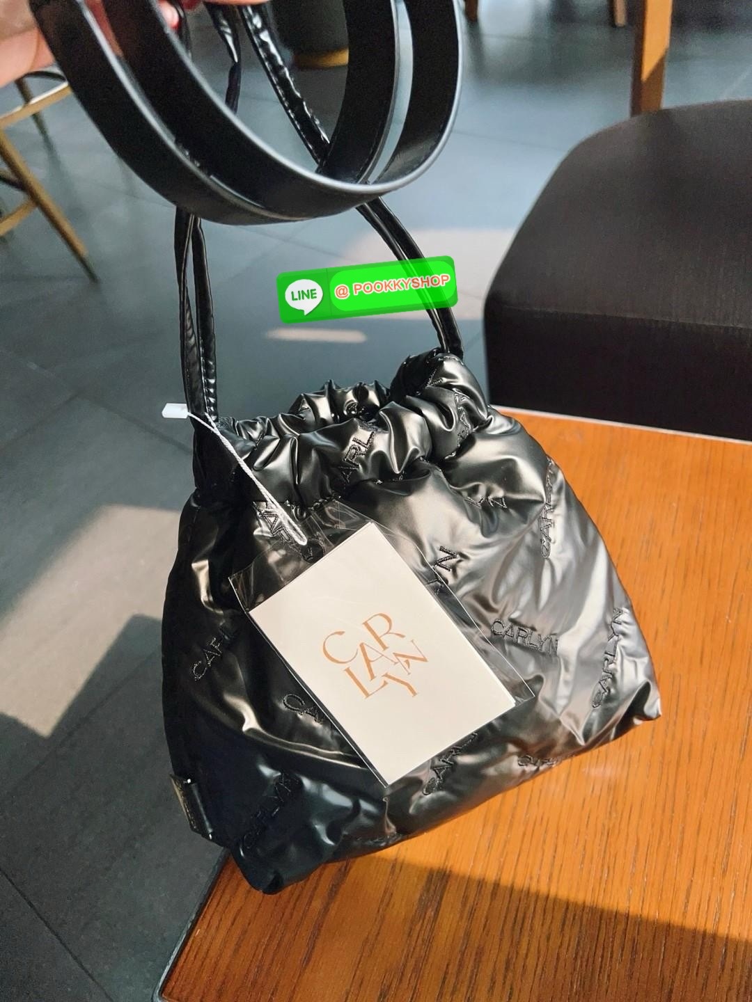 CARLYN TWEE MINI BAG #ไม่มินิตามชื่อจ้าา😘 💌พร้อมส่ง!สวยฉ่ำๆทุกสี ไม่มีไม่ได้แล้วจ้าา📌 ✔️กระเป๋าวัสดุไนล่อนอย่างดี นิ่มฟู ปักลายแบรนด์อันเป็นสัญลักษณ์ของรุ่นทั้งใบสวยงามค่ะ