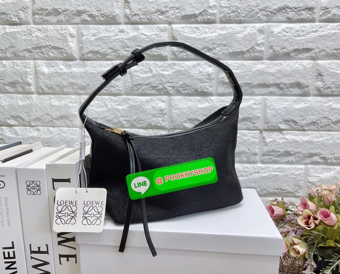 NEW IN!! สุดฮิตไปกับกระเป๋าสไตล์มินิมอล ที่ยังคงดูดีในทุกช่วงเวลา! LOEWE SMALL CUBI BAG((vip gift ตปท.)) พร้อมส่ง! ไม่เล็กตามชื่อนะคะ กับกระเป๋าหิ้วหรือคล้องไหล่ได้ วัสดุแจคกาดทอลายแบรนด์ทั้งใบประณีตสวยงาม หูหิ้วหนังแท้ค่ะ เปิด-ปิดกระเป๋าแบบซิป ภายในกว้าง