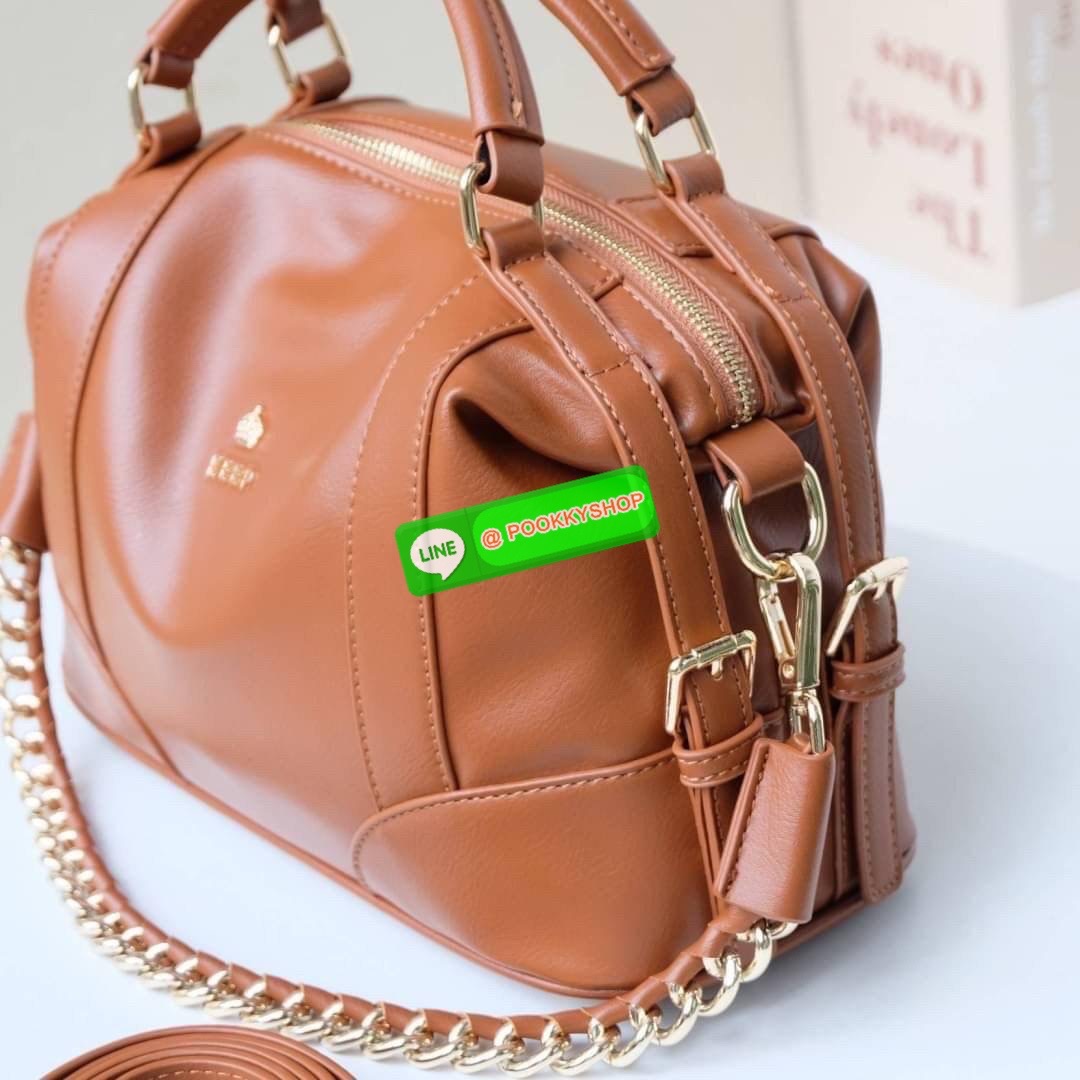 รุ่นขายดีเข้าเพิ่มนะคะ KEEP รุ่น ‘ Ella ‘ bag ทรง Pillow ( ทรงหมอน ) ที่สาวๆ ถามหา กลับมาแล้วค่า พร้อมฟังก์ชันจัดเต็มเหมือนเดิม ใบนี้ size M ใส่ กระเป๋าสตางค์ยาวได้ ใส่ไอแพดได้ ใครต้องการกระเป๋าที่ใช้ได้ทุกวัน ใส่ของครบ แอดมินแนะนำใบนี้เลยค่า สวย คุ้มแน่น