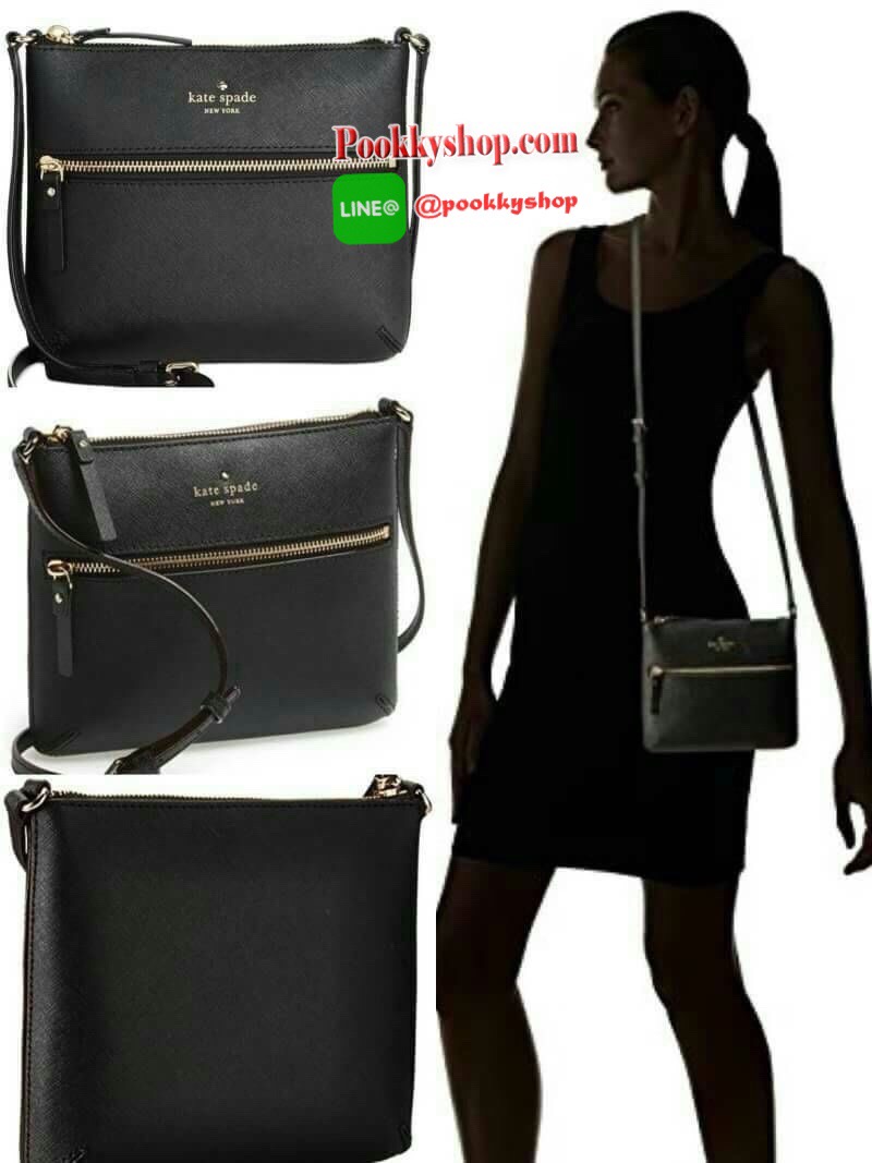 Kate Spade new york saffiano crossbody bag ด้านหน้ามีหนึ่งช่องซิปสำหรับใส่มือถือหรือของจุกจิก เปิดปิดกระเป๋าช่องหลักแบบซิป ด้านในโล่ง มีช่องให้ใส่ของจุกจิกหนึ่งช่อง สายสะพายถอดไม่ได้ เลื่อนปรับระดับได้