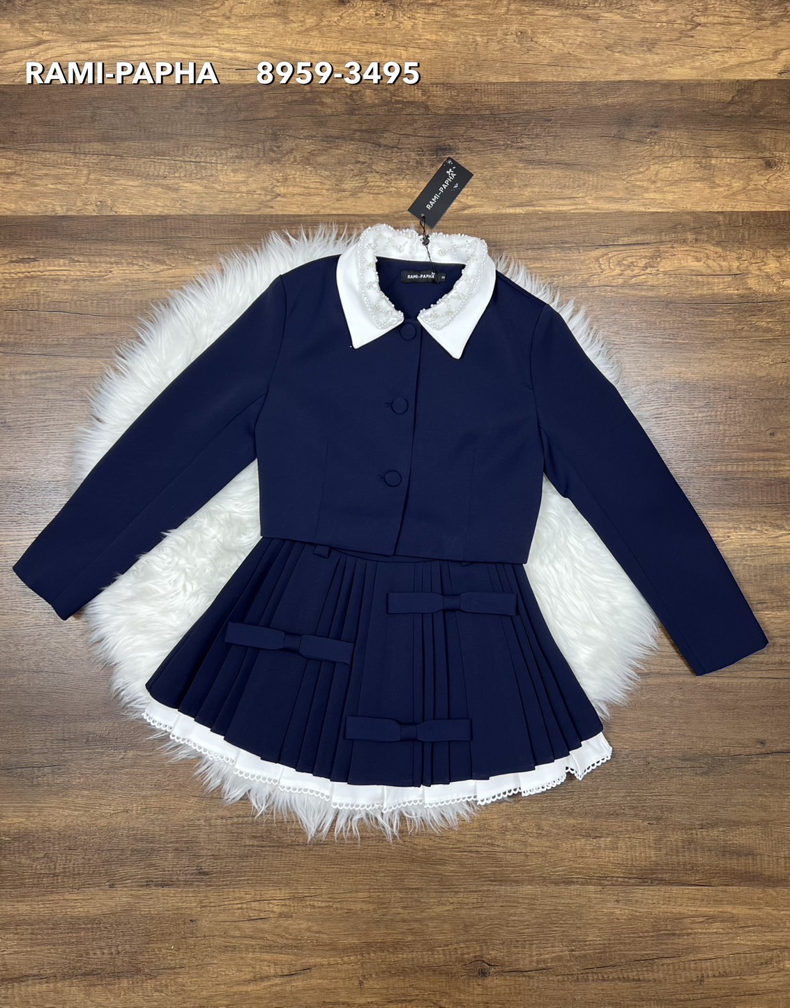 ชุดเซทแฟชั่น เซตสองชิ้นสีกรม คลุมโทนสุภาพ ไหล่มีฟองน้ำเบาๆ ดีเทลปกตัดสีขาวแต่งระบายปักวิ๊ง