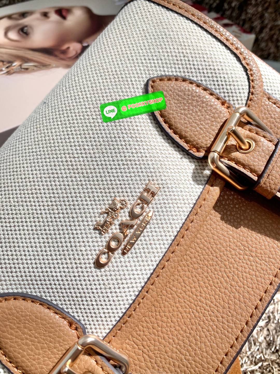 COACH LUCY CROSSBODY BAG((CA622)) 🔹พร้อมส่ง กระเป๋าสะพายแบบครอสบอดี้ร์ ทรงเก๋ วัสดุ แคนวาส+หนังแท้ ได้ลงตัวสวยงาม 🔹เปิดปิดกระเป๋าแบบกระดุมแป๊กสองข้าง ภายในมีข่องให้ใส่ของ3ช่องด้วยกัน ช่องค่อนข้างกางออกได้กว้าง จุของได้หลายอย่างเลยค่ะ มีช่อ