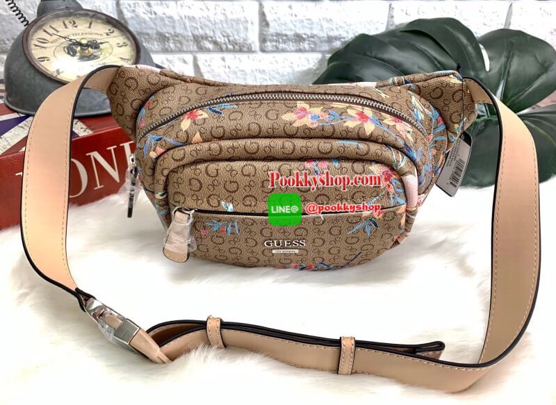 New arrival !! GUESS G LOGO FANNY PACK BELT BAG พร้อมส่ง รุ่นแนะนำเลยค๊าา กระเป๋าคาดเอว//คาดอก ได้ วัสดุ pvc อย่างดี หนังนิ่มดีมากค่ะ ตัวกระเป๋าออกแบบลาย G ทั้งใบ ผสมลาย multi floral เข้ามาได้สวยงามน่าใช้มากๆค่ะ ด้านหน้ามีโลโก้แบรนด์ และช่องซิปเล็กสำหรับใ