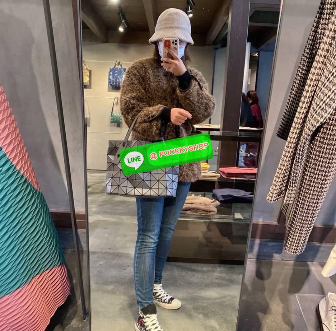 Bao bao Issey Miyake Rock Matte กระเป๋า Bao Bao ซีรีส์นี้จะเป็นทรงสี่เหลี่ยมผืนผ้าและทรงสี่เหลี่ยมจัตุรัส น้ำหนักเบา มีซิปปิดด้านบน ถือเป็นรุ่นที่เหมาะกับการใช้งานในชีวิตประจำวัน สามารถพับมุมและบริเวณด้านล่างของกระเป๋าเพื่อเพิ่มความสะดวกสบายในการใช้งาน ทั