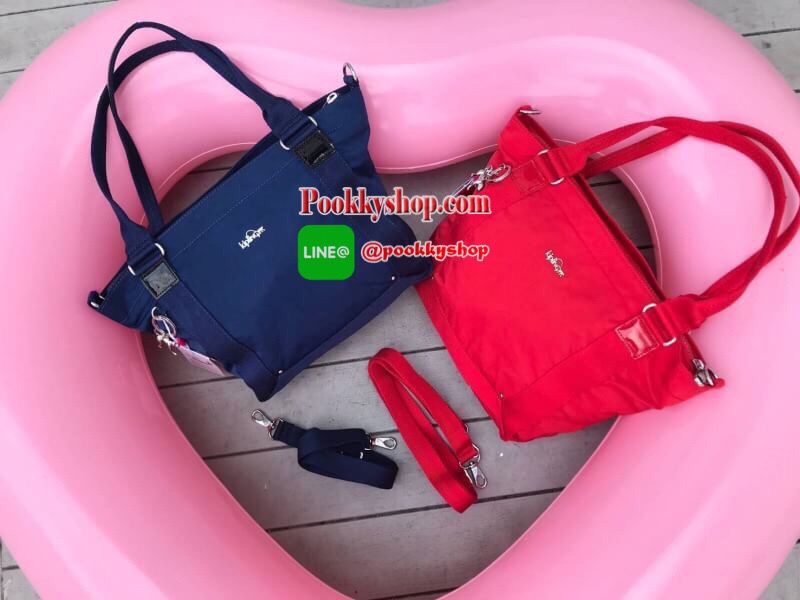 Kilping Womens Elyse Kt Top-Handle Bag กระเป๋าหรือสะพาย ขนาดกลาง กำลังดี วัสดุpolymide100%น้ำหนักเบา ใส่ของได้จุ กระเป๋าสตางค์ ไอแพค สัมภาระจุกจิกได้อีกเยอะ ด้านหน้าประดับโลหะนูนโลโก้แบรนด์รวมถึงพวงกุญแจลิงก็เป็นโลหะเช่นเดียวกัน ถอดแยกใช้งานได้ ด้านบนเปิด