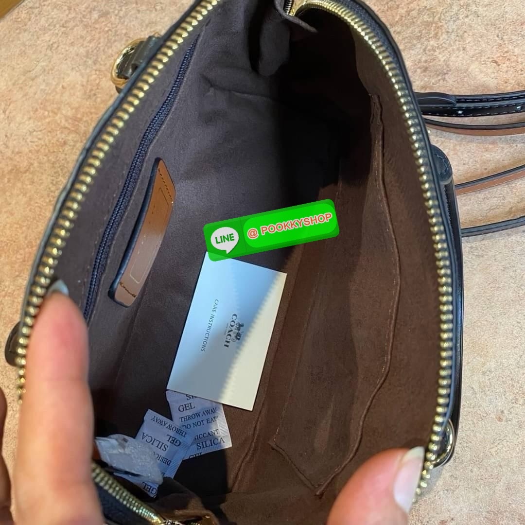 Coach MINI SIERRA SATCHEL IN SIGNATURE DEBOSSED PATENT LEATHER (COACH F55450) หนังกรวดและหนังสิทธิบัตร ด้านในมีซิปและกระเป๋าเอนกประสงค์ ปิดด้วยซิป ซับในด้วยผ้า หูหิ้วพร้อมสายสะพายยาว 3 1/2" สายสะพายถอดได้ขนาด 21 1/2" สำหรับสะพายไหล่หรือสะพายครอส