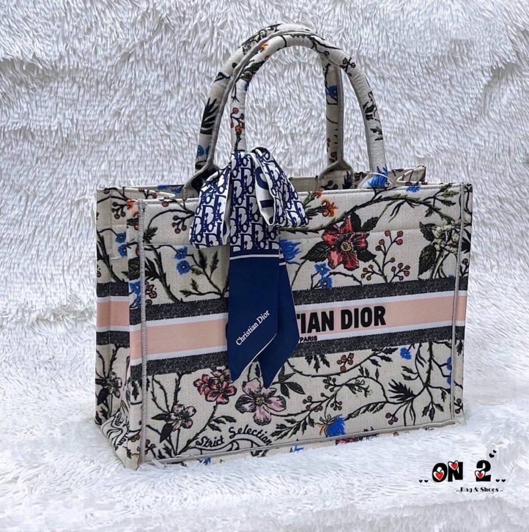 Dior Christian dior book tote งานสวยงานฮอต เป็นทรงที่ใช้ได้เรื่อยๆค่ะ รุ่นนี้ฮิตตลอดกาลสาวๆควรมีติดไว้ งานสวยขนาดกำลังดีใส่ได้เยอะจุใจ
