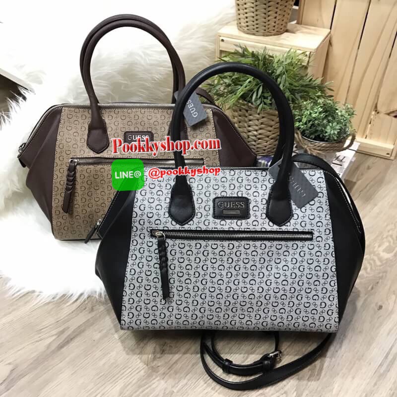 GUESS SAFFIANO HANDBAG กระเป๋าถือหรือสะพายรุ่นแนะนำจาก GUESS หนังปั้มลาย GUESS สวยหรูอยู่ทรงสไตล์ PRADA ใบใหญ่จุสุดๆ ด้านหน้ามีโลโก้แบร์น เปิดปิดด้วยซิปสะดวกใช้ ภายในมีโลโก้ ช่องซิป ช่องใส่มือถือ หูจับแข็งแรงสะพายไหล่ได้มาพร้อมสายสะพายยาวถอดปรับได้ ตัวจริ