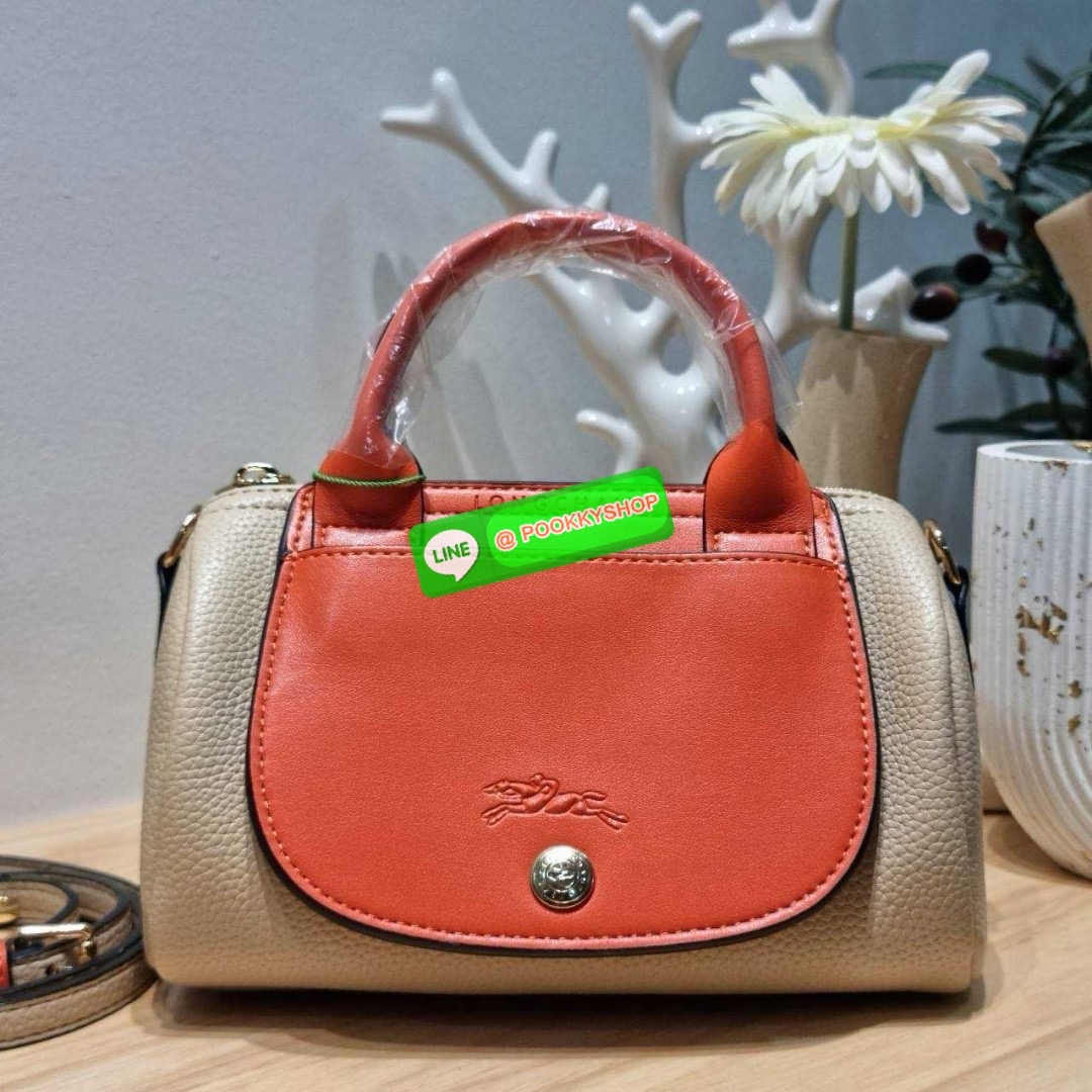 Longchamp le pliage xtra XS leather crossbody bag 🔆 Details มาใหม่! กับกระเป๋าถือ/สะพายรุ่นยอดฮิต ที่มาในดีไซน์ทูโทน โดดเด่นมีกิมมิค น่ารักน่าใช้สุดๆ รูปทรง cylinder ใช้งานง่าย ฝากระเป๋ามีช่องเล็กๆให้ได้ใส่บัตร ใส่ธนบัตรแบบหยิบจับง่ายๆ ช่องหลักเป็
