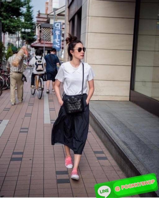 💕BAO BAO ISSEY MIYAKE MATTE CRYSTAL SMALL TOTE เป็นกระเป๋าทรงโท้ทที่มีความพิเศษด้วยการออกแบบแผ่นสามเหลี่ยมแบบใหม่จัดเรียงต่อกันในแนวตั้งเสริมกระเป๋าให้ดูหรูหรา ทันสมัย และดูมีเอกลักษณ์เป็นของตัวเอง อีกทั้งยังมีโครงสร้างฐานตาข่าย นอกจากช่วยให้กระเป