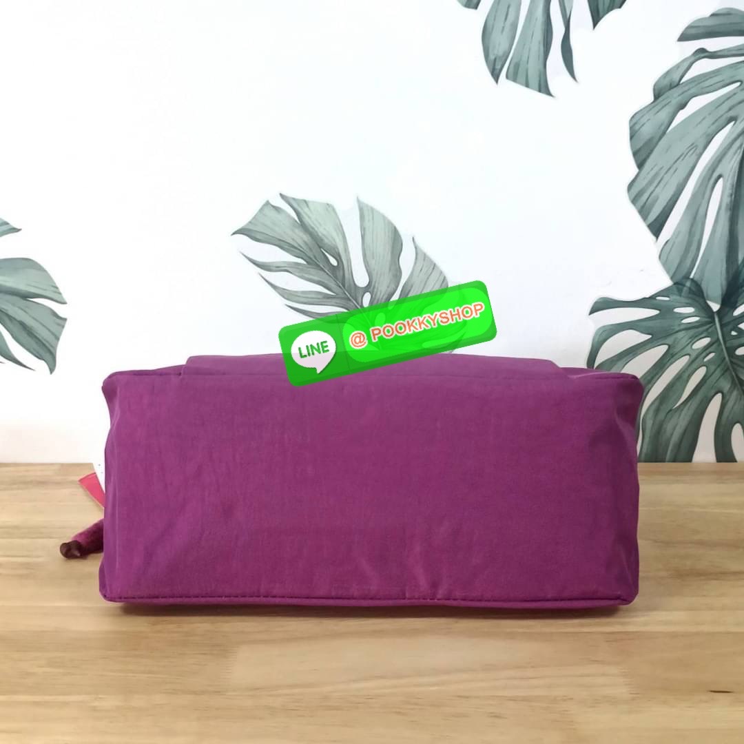 KIPLING ELISE HANDBAG กระเป๋าถือและสะพายไหล่ วัสดุ Nylon +Polyester ขนาดกำลังพอดี จุของได้มาก มีหูจับสองสาย ถือสะดวก น้ำหนักเบา มีช่องซิป ด้านหน้า ช่อง กระเป๋าหลักเปิด-ปิดด้วยซิป มี3 ช่องว่างใส่ของได้จุมากๆ ใส่มือถือได้ กระเป๋าสตางค์ใบยาว และ เครื่องสำอาง