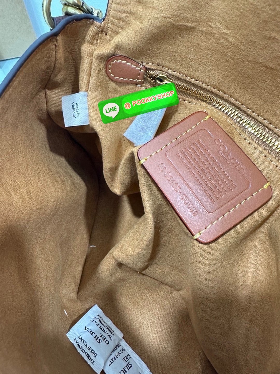 เรียบ หรู แต่ดูแพงแบบไม่ตั้งใจ Coach CU099 – Studio Shoulder Bag รุ่นฮิตสุดมินิมอล ตัว C เล็กหรูบนหนังสีคลาสิค ทรงสวยสะพายได้ทั้งถือไหล่และ crossbody ไม่ว่าจะใส่ลุคไหน… ก็เปลี่ยนเป็นลุคคุณหนูมีคลาสได้ในพริบตา