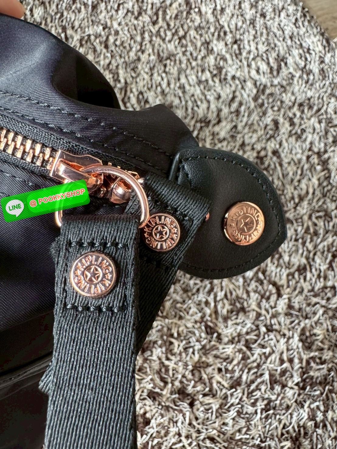 Kipling ART ORGANIZED เป็นกระเป๋าขนาดไม่เล็กหรือใหญ่ จนเกินไป จากแบรนด์ Kipling รุ่น ART ภายในมีช่องเก็บของเป็นสัดส่วน ให้คุณเก็บสิ่งของจำเป็นทั้งหมดของคุณได้อย่างไม่มีตกบกพร่อง มาพร้อมกับลิง Kipling อะไหล่สีโรสโกลด์ ที่แม็กเข้ากับสีกระเป๋าซึ่งเป็นสีดำ ทำ