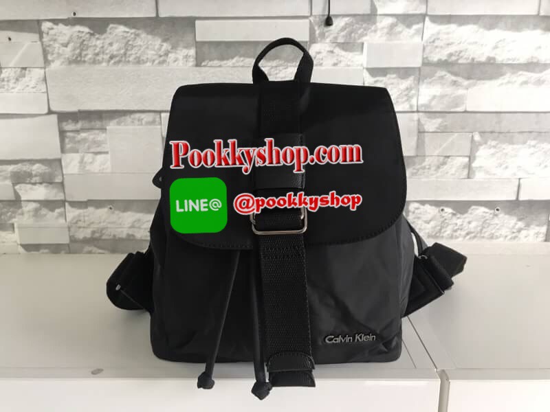 กระเป๋าสะพายหลัง Calvin Klein Backpack เป้ สีดำ พร้อมส่งที่ไทย 2017 กระเป๋าหนังสลับไนล่อน สุด chic มาพร้อมป้ายยี่ห้อ metal สีเงิน ตัดสีดำ อย่างโดดเด่น ข้างหลังมีซิปเปิดปิดได้ค่ะ ช่องกระเป๋าปกติใช้สายรูด แบบขนมจีบ ล็อคด้วยกระดุมเป๊ก สะดวกสบายและจุของได้เย
