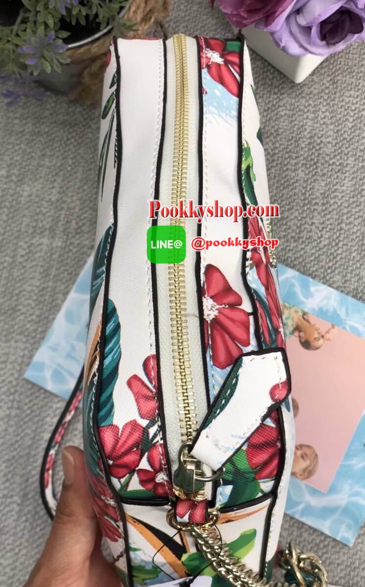 New arrival GUESS CROSSBODY BAG กระเป๋าสะพายแบบครอสบอดี้ร์ ขนาดกำลังดี สีสันสดใส แต่ละลายสวยน่าใช้มากๆค่ะ((ลายเป็นไปตามแพทเทินนะค่ะ)) ด้านหน้าติดอะไหล่แบรนด์ เปิดปิดกระเป๋าแบบซิป ภายในโล่งใส่ของจุค่ะ มีช่องซิป และช่องเล็ก 3ช่องค่ะ สายสะพายแบบโซ่ต่อหนังเลื