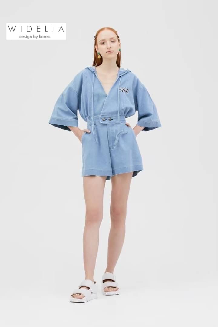 Jumpsuit>>งานดีขนาดนี้ไม่จัดไม่ได้แย้วววว ความสวยเราจัด เต็ม 💯 จั๊มยีนขาสั้นคอวีแต่งฮูดสวยแขนสั้นน่ารักสุดอ่ะ ตัวจั๊มติดกระดุมช่วงเอวเข้ารูปกระเป๋าสองข้าง หลังสม๊อคยีอได้จ้า คัตติ้งเป๊ะ บอกเลยมันสุดยอดจริงๆ ใส่เที่ยวถ่ายรูป รับรองน่ารักใช่ย่