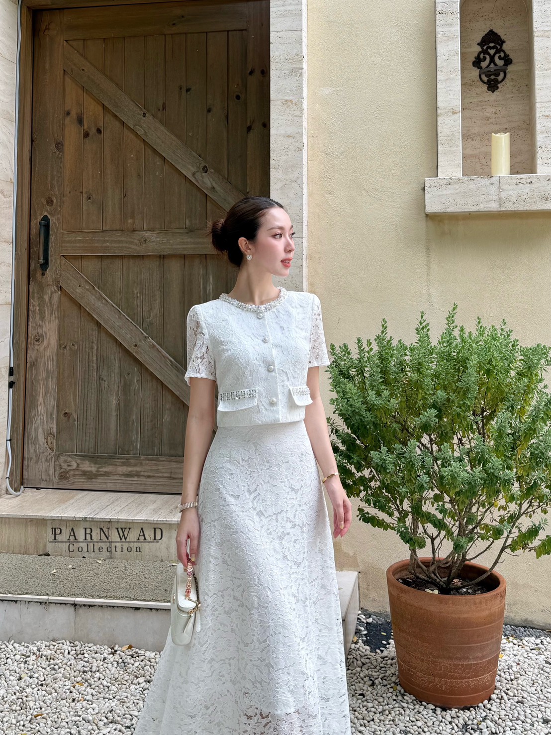 ชุดเซทแฟชั่น Set เสื้อลูกไม้เนื้อนิ่มกระดุมหน้าแต่งเลื่อมสีเงินที่คอและกระเป๋า มาพร้อมกับกระโปรงลูกไม้เอวสูง