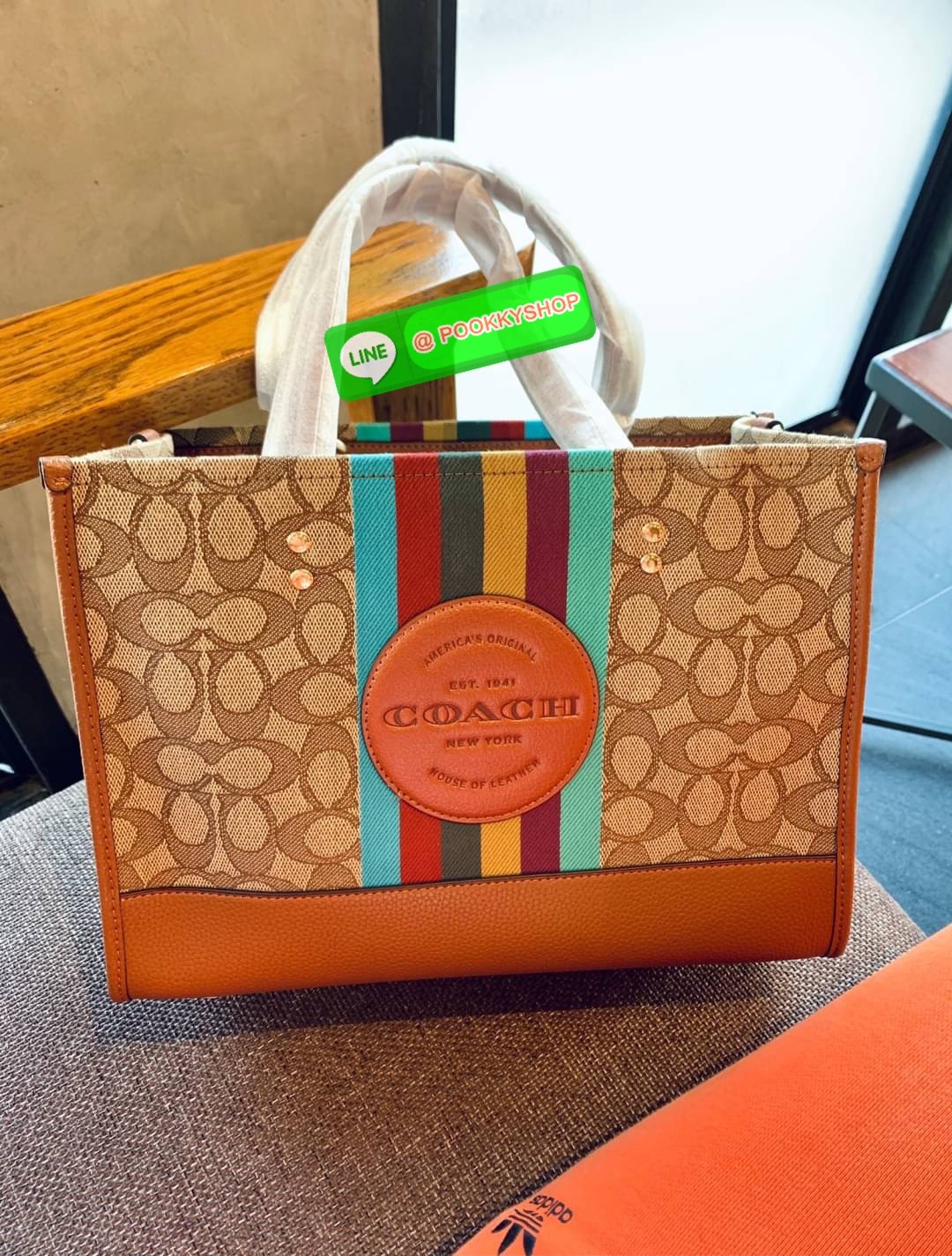 Coach Dempsey Tote 21 In Signature Jacquard With Stripe And Coach Patch ((C5637)) ✈️พร้อมส่งความสวย! คุณภาพจัดเต็มเลยค่ะ กระเป๋าทรงTote ไซด์กลางๆ วัสดุ Jackquard+หนังแท้ ได้ลงตัวสวยงาม 🔺สีคอลเลคชั่นใหม่ล่าสุด!
