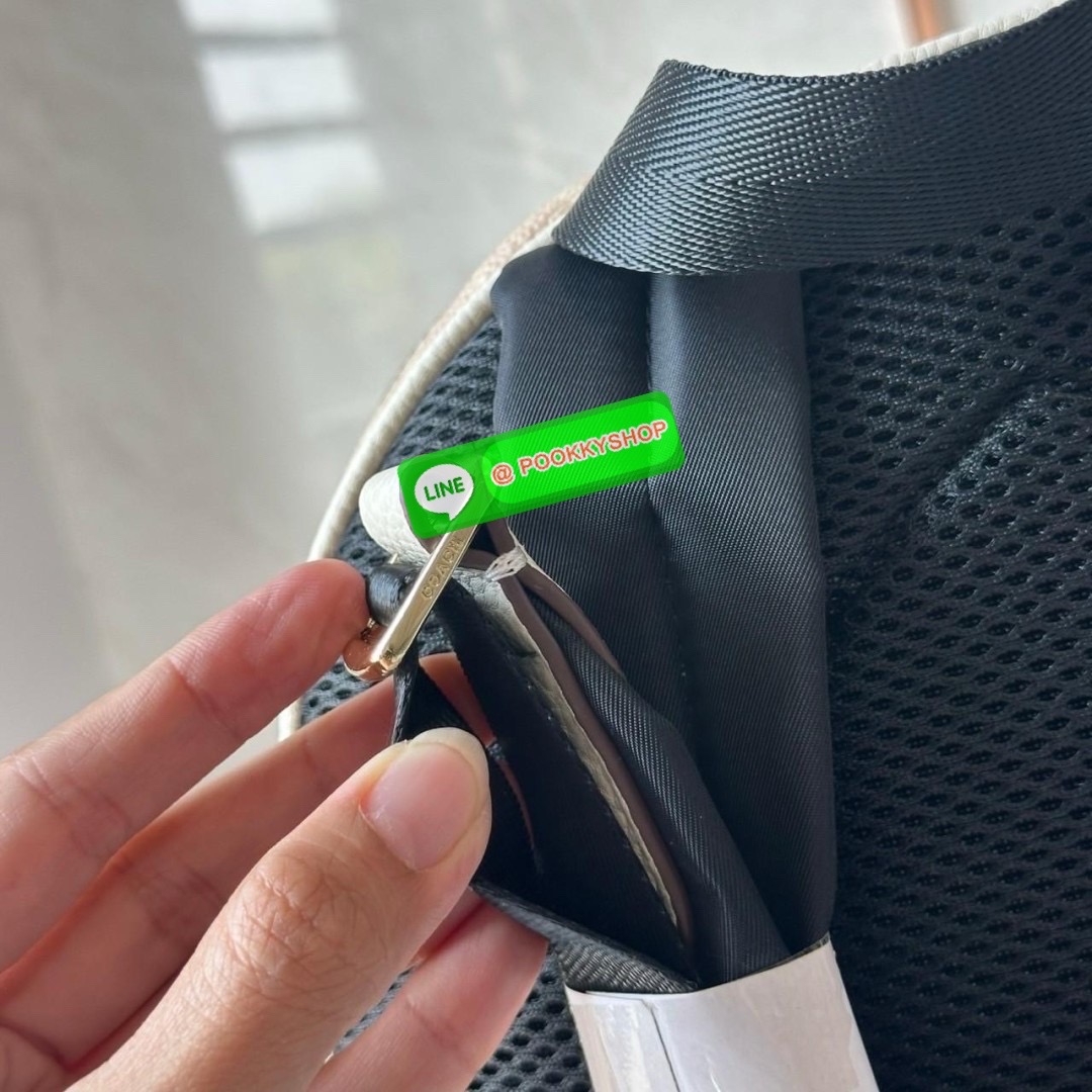 Coach Court Backpack In Signature Canvas 🔖กระเป๋าเป้สะพายหลัง ขนาดกำลังดี สะพายได้ทุกโอกาส 🔖วัสดุ : หนังแคนวาส ตัดหนังแท้ 🔖เปิด-ปิดแบบซิป ด้านในมีกระเป๋าซิปและกระเป๋าอเนกประสงค์ ปิดด้วยซิปคู่ มีซับในผ้า มีช่องซิปด้านนอก 🔖สา