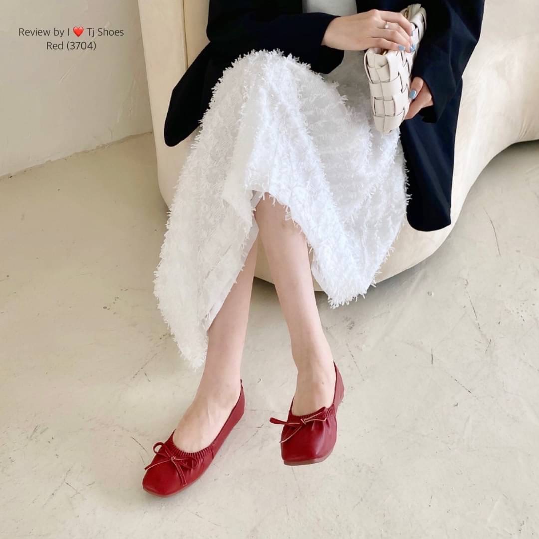 พร้อมส่งรองเท้าคัชชูนำเข้า ขายดีสุดๆ หนังรุ่นนี้คือดีนิ่มมาก ทรงสวย สวมใส่ง่าย แต่งด้วยโบว์น่ารักๆ ใส่ได้เรื่อยๆ ใส่สบาย ส้นยางอย่างดีบิดงอได้ช่วยลดแรงกระแทกเวลาเดินได้ดี แมทกับชุดง่าย ใส่กับอะไรก็น่ารักสุดๆ ควรมีไว้เป็นคู่โปรด ของจริงงานดีมากสวยมาก ตรงปก