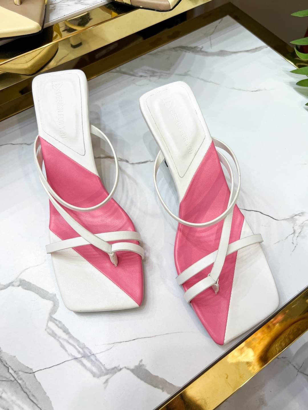 𝙉𝙀𝙒 𝙉𝙀𝙒 ‼️ รองเท้างานเกาหลี ส้นสูงคาดเส้น รุ่นนี้ความเกร๋เป็นสีทูโทน น่ารักมากๆ มีมาให้เลือก2สี สาวๆมินิมอลล์ไม่ควรพลาด พื้นนิ่มใส่สบาย แมทช์กับเสื้อผ้าง่ายเกาหลีเกาใจที่สุดค่ะ