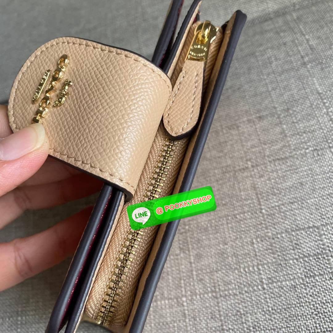 COACH 6390 MEDIUM CORNER ZIP WALLET กระเป๋าสตางค์ใบกลาง สีพื้นเรียบหรู วัสดุcrossgrain ภายในมีช่องใส่บัตรและธนบัตรได้ทุกชนิด มีช่องซิปใส่เหรียญ ขนาดกะทัดรัดพกพาง่าย คนชอบจัดระเบียบกระเป๋าสตางค์แนะนำเลยจ้า