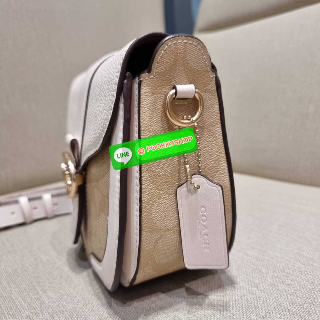 COACH C3593 GEORGIE SADDLE BAG IN COLORBLOCK SIGNATURE CANVAS WITH RIVETS ยกระดับความหรูให้กับตัวเองกันหน่อย ด้วยกระเป๋ารุ่นนี้!! ครอสบอดี้ที่ดีไซน์หรู อัพเลเวล ในราคาที่จับต้องได้ วัสดุหนังแคนวาสเคลือบสลับหนังเรียบ พิเศษไปอีกตกแต่งขอบด้วยหมุด เพิ่มดีเทลก