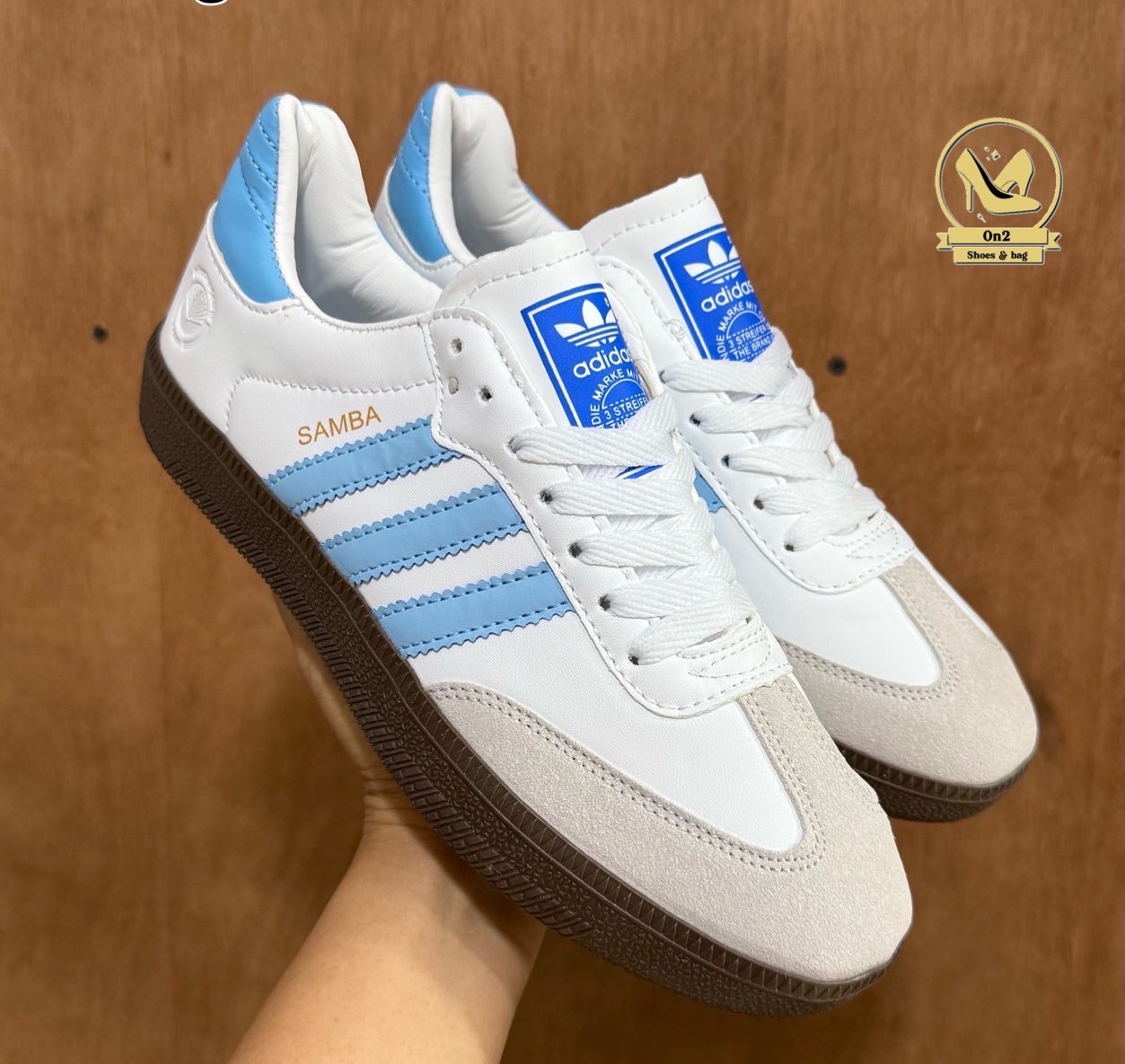 Adidas Samba รองเท้ารุ่นตำนาน จากใส่เตะบอล แต่กลับกลายมาเป็นไอเทมแฟชั่นระดับโลกSamba มาในทรงวินเทจสุดคลาสสิก พื้นยางทรงหมากฝรั่งกับแถบ 3 เส้นเอกลักษณ์ของแบรนด์ ให้ลุคเท่แบบสตรีทสไตล์ ใส่สบาย ใส่ได้ทุกวัน ไม่ว่าจะจับคู่กับกางเกงยีนส์ เสื้อยืด หรือชุดเดรสก็