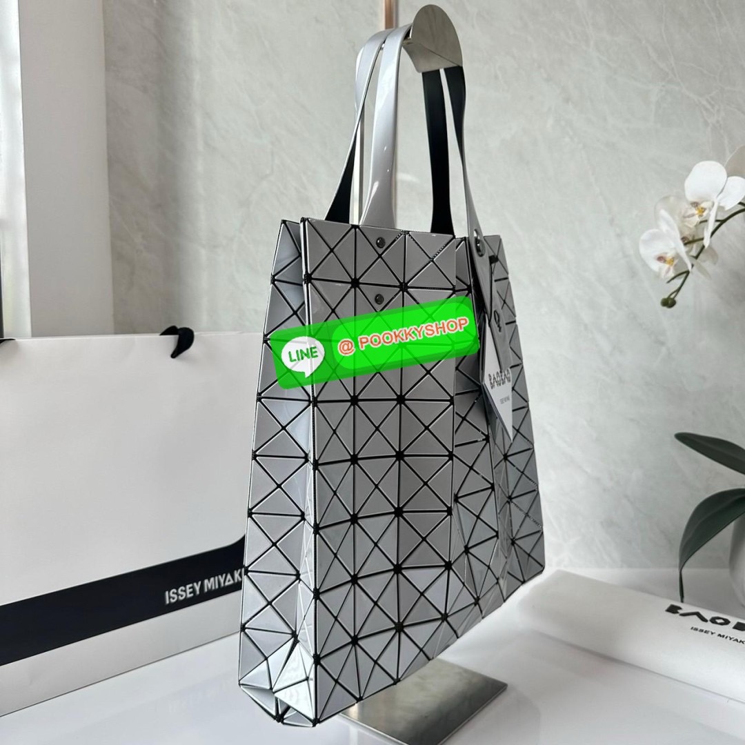 BAO BAO PRISM PLUS Handbag (Large) 🔖กระเป๋าถือจากแบรนด์ BAO BAO ISSEY MIYAKE ดีไซน์คลาสสิกทรงสี่เหลี่ยม มาพร้อมลวดลายสามเหลี่ยมที่มีมิติ 🔖วัสดุ: โพลีเอสเตอร์ ผสมหนัง 🔖 ปากกระเป๋าเปิด ซับในเป็นไนลอน มีช่องกระเป๋าด้านในและหูหิ้วกระเป