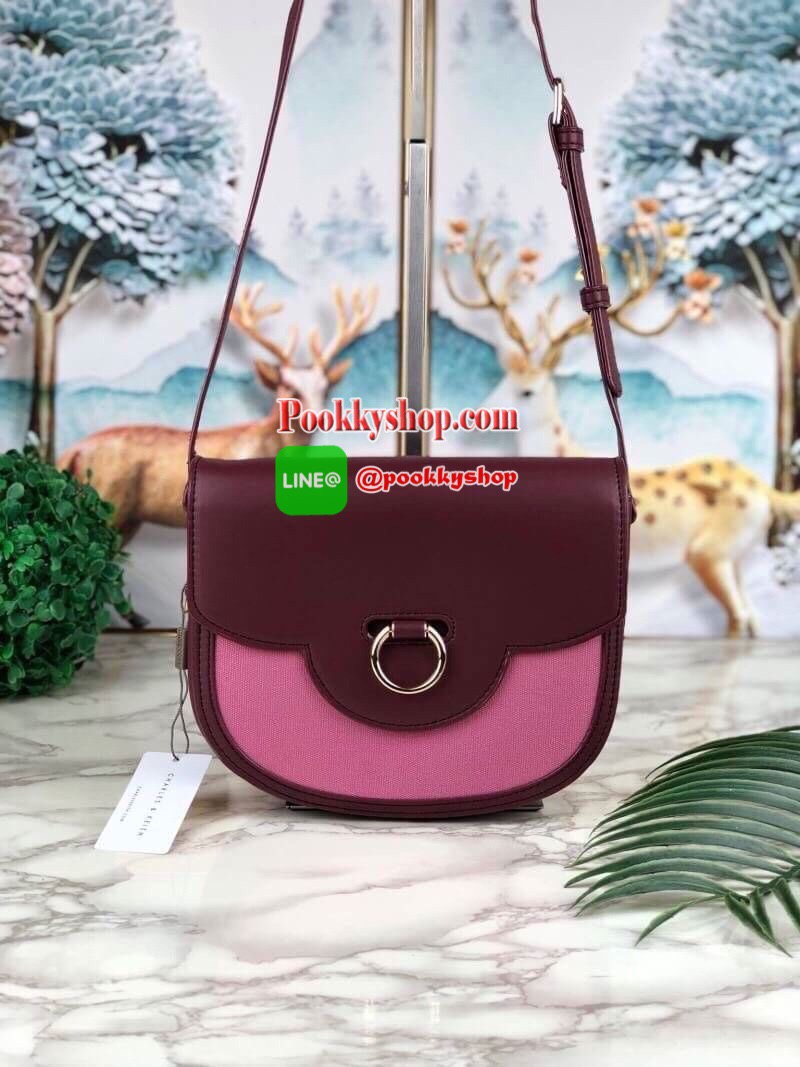 New arrival! 2019 CHARLES & KEITH RING BUCKLE SADDLE CROSSBODY BAG รุ่ยใหม่ชนช็อป!!! กระเป๋าสะพายข้าง/ครอสบอดี้อยู่ทรง วัสดุหนังตัดผ้าด้สนหน้า ด้านหลังมีช่องใส่ของได้เล็กน้อย เปิดปิดด้วยตัวล็อกดันขึ้น ด้านในเป็น 2 ช่องใหญ่ ใส่ของได้พอสมควรค่ะ เช่น iPhone