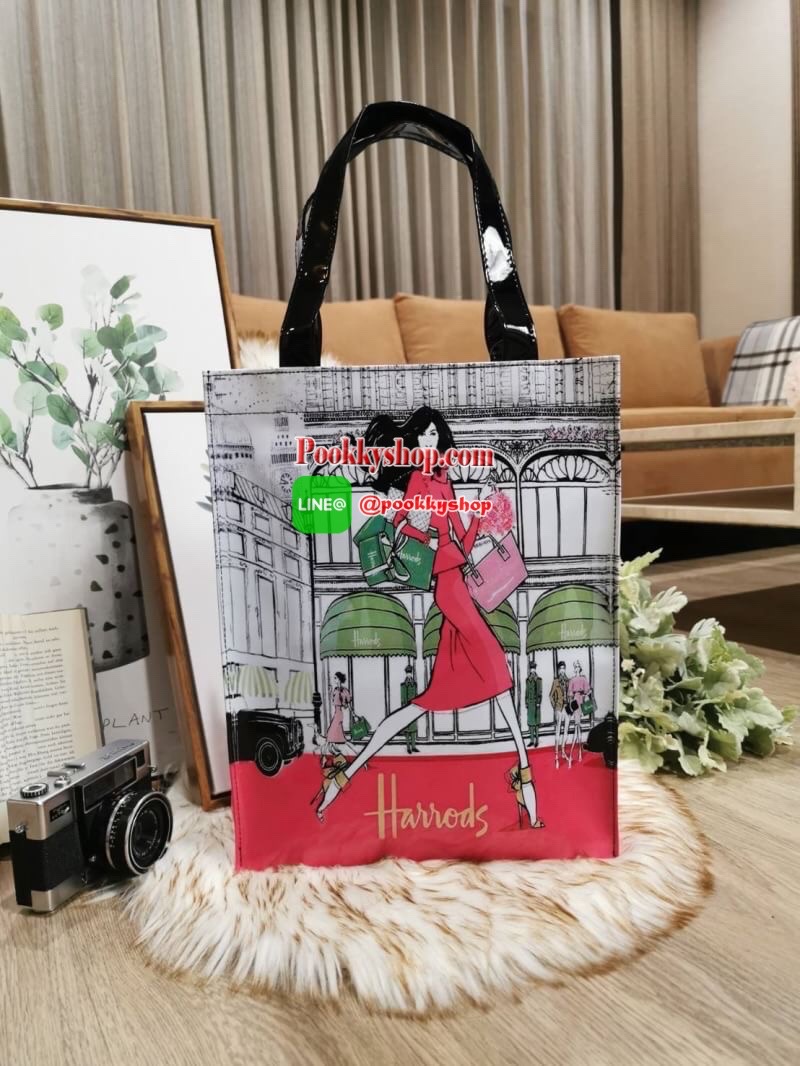 ลายนี้เข้าแล้วนะคะ! พร้อมส่งไอเท็มยอดนิยม! Harrods London Top-handle Shopping Bag กระเป๋า Shopping แบรนด์ดังจากอังกฤษรุ่นยอดนิยมวัสดุ PVC+Polyester 100% ของแท้เนื้อหนาอยู่ทรงกันน้ำ ขนาดกำลังดี น้ำหนักเบา เปิดปิดด้วยซิปสะดวกใช้หัวซิปปั้มโลโก้แบรนด์อะไหล่เง