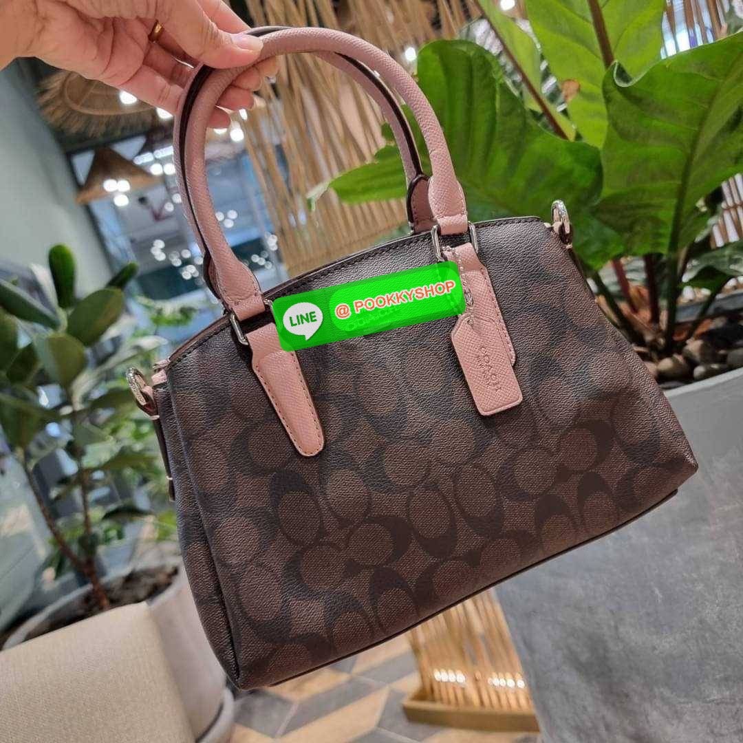 COACH F29434 MINI SAGE CARRYALL IN SIGNATURE CANVAS รุ่นยอดฮิต!! ที่สุดของกระเป๋าสะพายขายดี ต้องทรงถังมินิรุ่นนี้ วัสดุหนังแคนวาสเคลือบลาย สวย คลาสสิค มาพร้อมสายสะพายข้างและหูหิ้วในตัว ถอดออกถือคล้องแขนเก๋ๆ หรูๆยังได้ ภายในเป็นช่องโล่ง แบ่งสัดส่วนอย่างดี