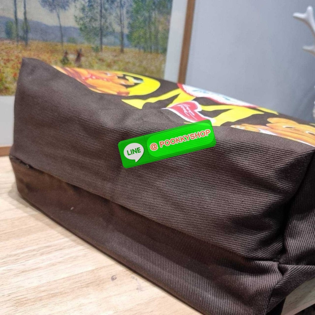 Gentlewoman x Butterbear tote bag 🔆 Details น่ารักเกินต้าน เป็นกระเป๋าที่เห็นแล้วใจฟูสุดๆ กระเป๋าโท้ทลายหมีเนยที่ตอนนี้กลายเป็นแรร์ไอเท็ม หายากสุดๆ รูปทรงคลาสสิค ภายในโล่งกว้างใส่ของได้เยอะมาก จะใช้เป็น everyday bag ก็ได้ พกไปต่างจังหวัดก็เหมาะ หร