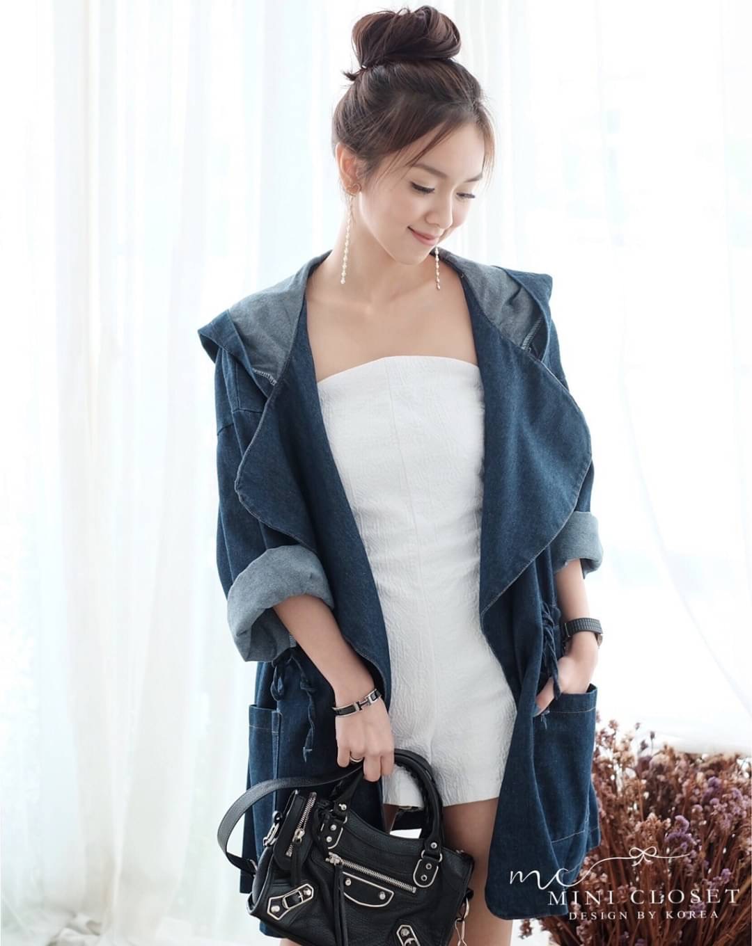 🧸เทศกาลหน้าเที่ยวมาแล้ว🧸 ชุดพร้อมส่ง งานสวย ใส่ปัง กับเสื้อคลุมยีนส์งานดีไซน์ ขนาดพอดีตัว ปกใหญ่ เชือกผูกเอว ใส่เป็นเสื้อตัวเดียว หรือ ใส่เป็นเสื้อคลุมก็ได้ เก๋ๆ ต้องมีติดไปเที่ยวนะคะ