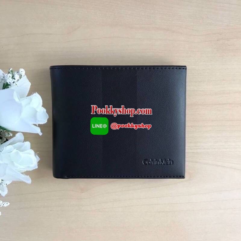 Calvin Klein Leather Belt & Wallet Set Setกระเป๋าสตางค์+เข็มขัด กระเป๋าสตางค์ด้านหน้าตกแต่งด้วยโลหะโลโก้แบรนด์ มีช่องใส่บัตร ช่องใส่ธนบัตร 2 ช่อง เข็มขัดหนังแท้ปั๊มแบรนด์ สามารถสลับใช้ได้ทั้ง 2 ด้าน เข็มขัดปรับระดับได้ 5 ระดับ มาพร้อมที่เจาะรูจ้า