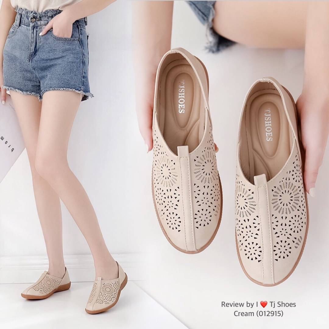 พร้อมส่งรองเท้าเพื่อสุขภาพ ที่ทั่งเกร๋ทั้งน่ารักสุดๆ รองเท้ารุ่นนี้เป็นงานสั่งทำพิเศษ หนังนิ้มนิ่ม ฉลุลายน่ารักๆ มีรูระบายอากาศใส่แล้วเท้าไม่อับ น้ำหนักเบา ใส่นุ่มเดินทั้งวันได้สบายมากๆ ส้นยางเกรดพรีเมี่ยมอย่างดี แมทกับชุดอะไรก็เกร๋ เป็นรุ่นแนะนำ ซื้อไปรั