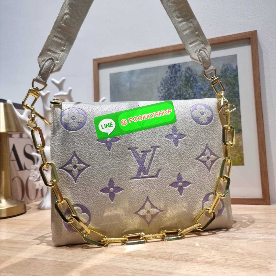 LV coussin pm bag 🔆 Details กระเป๋าสะพายกึ่งคลัชท์ สุดล้ำ ดีไซน์ใหม่ สีลิมิเต็ด ล่าสุดจากเคาน์เตอร์ duty free มาแรงมาก ด้วยความสวยปังตั้งแต่แรกเห็น มาพร้อมสาย 2 เส้น สวยลัคชูแบบสับๆ มีสายโซ่ที่มีดีเทลละเอียดไม่ซ้ำ และสายสปอร์ตครอสบอดี้ ที่จะคล้องไ