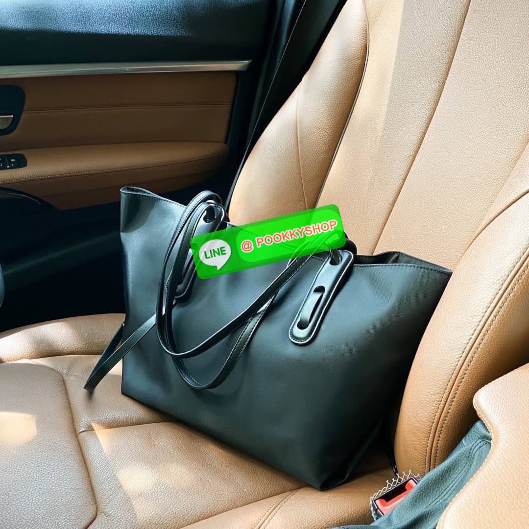 มองหากระเป๋าใบใหญ่แต่น้ำหนักเบาอยู่ไหมคะ ทรงเรียบแต่สวยดูดีมาก ดีไซน์น้อยแต่มาก ใบนี้เป็นสีพื้นที่ดูสวยแพงค่ะ สะพายไหล่แล้วดูเพรียวบาง วัสดุไนล่อน reflect เล่นแสงเงา กับรุ่น นอริส (Noris) ด้านในบุผ้าโพลีเอสเตอร์อย่างดี งานเย็บปราณีตมากค่ะใบนี้ มาพร้อมกระเ