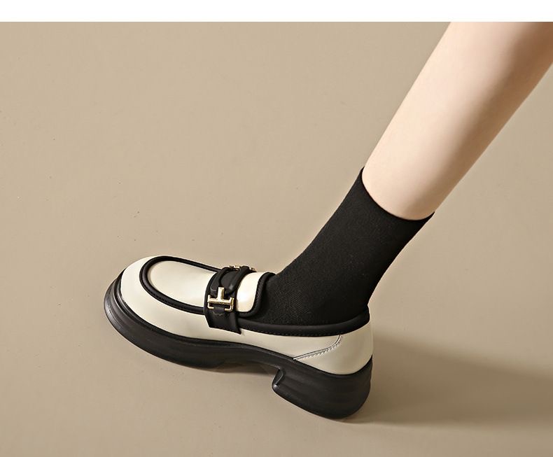 สินค้ามาใหม่ พร้อมส่งเลยค่ะ... แฟชั่นเกร๋ๆอินเทรนด์ฮิต ชิคๆคูลๆดูเก๋มีสไตล์ วัสดุ pu เนื้อหนานุ่มคุณภาพดี แต่งอะไหล่ด้านหน้า สวมใส่สบายมากก พื้นรองเท้าหนา 5 c.m. ใส่แล้วสูงเพรียว งานน่ารักมากๆจ้า ไม่ผิดหวังแน่นอน