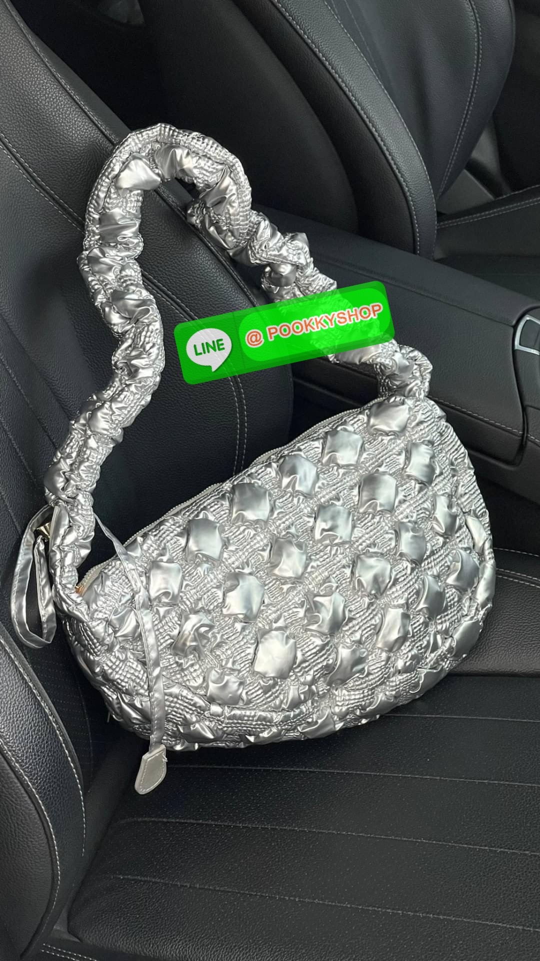 C Cozy Shoulder Bag สายแฟชั่นเกาหลีห้ามพลาด เป็นกระเป๋าที่กำลังได้รับความนิยมอย่างมากในเวลานี้ ถูกออกแบบมาให้มีลักษณะนุ่มนิ่มไม่ต่างจากพัฟเฟิลโค้ตหรือผ้านวม เลือกหยิบมาใช้ แมตช์เข้ากับคอสตูมได้ในแต่ละวัน รูปทรงและงานดีไซน์ที่มีความโดดเด่น และแตกต่างจากกระ