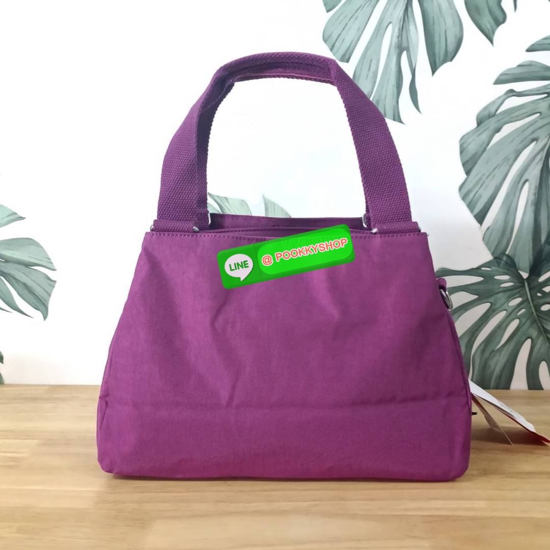 KIPLING ELISE HANDBAG กระเป๋าถือและสะพายไหล่ วัสดุ Nylon +Polyester ขนาดกำลังพอดี จุของได้มาก มีหูจับสองสาย ถือสะดวก น้ำหนักเบา มีช่องซิป ด้านหน้า ช่อง กระเป๋าหลักเปิด-ปิดด้วยซิป มี3 ช่องว่างใส่ของได้จุมากๆ ใส่มือถือได้ กระเป๋าสตางค์ใบยาว และ เครื่องสำอาง