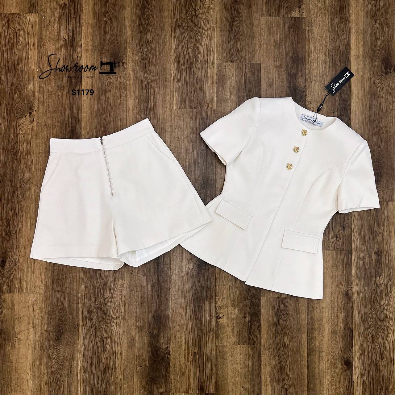 ชุดเซทแฟชั่น เซ็ตเสื้อแขนสั้นดีไซน์เก๋ แต่งกะดุมทอง มาพร้อมกางเกงขาสั้นทรงสวยเข้าเซ็ต