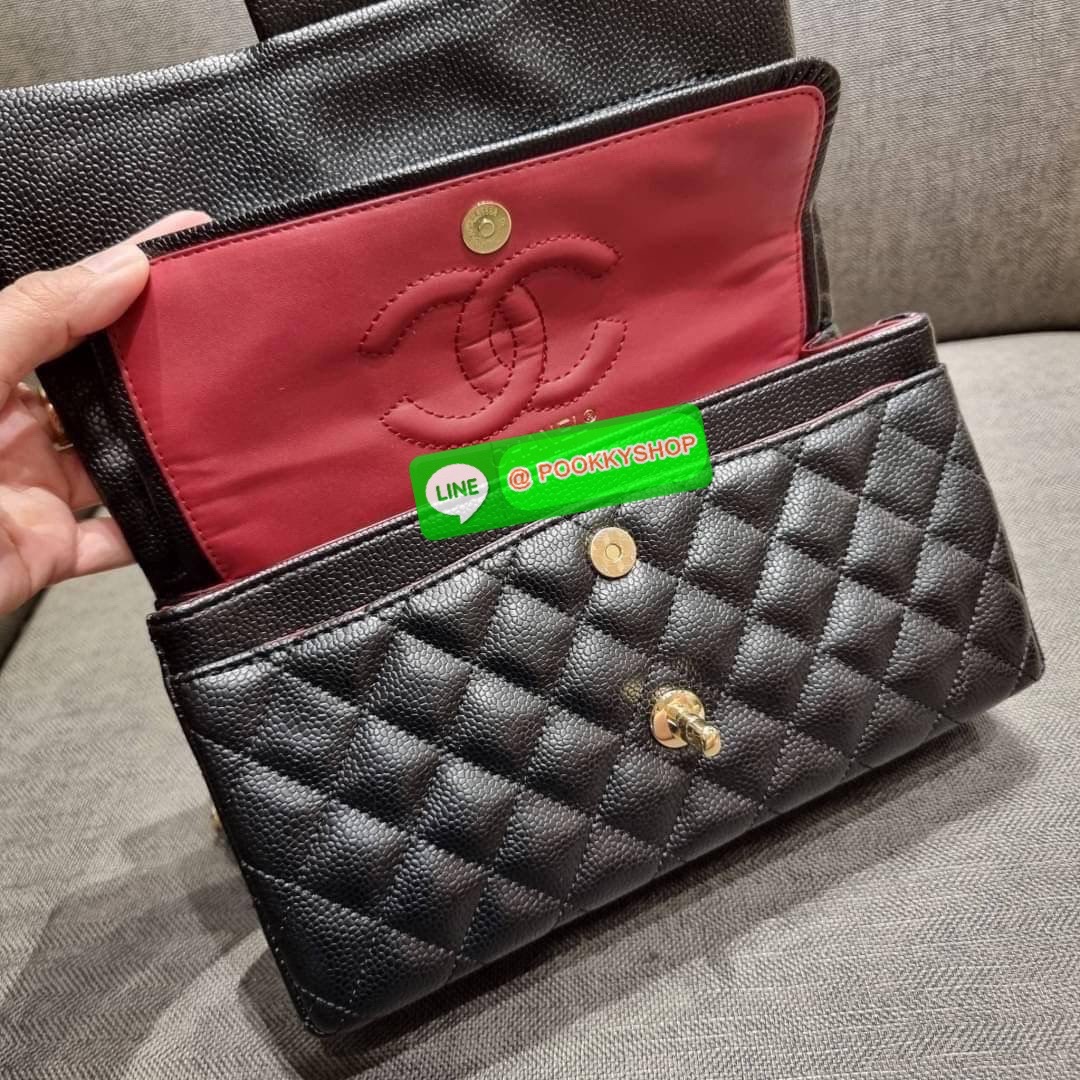 RESTOCK!! HOT ITEM!! Chanel premium for gift กระเป๋าสะพายหนังสังเคราะห์ลายคาร์เวีย อะไหล่พร้อมโซ่สะพายสีทอง ตัดกับกระเป๋าได้อย่างลงตัวและโดดเด่น เปิด-ปิดกระเป๋าด้วยตัวบิดล็อค ภายในกระเป๋ามีฝาปิดอีก 1 ชั้น บุหนังสีแดงโลโก้เด่น คม ชัด!! มีช่องโล่งกว้างจุของ