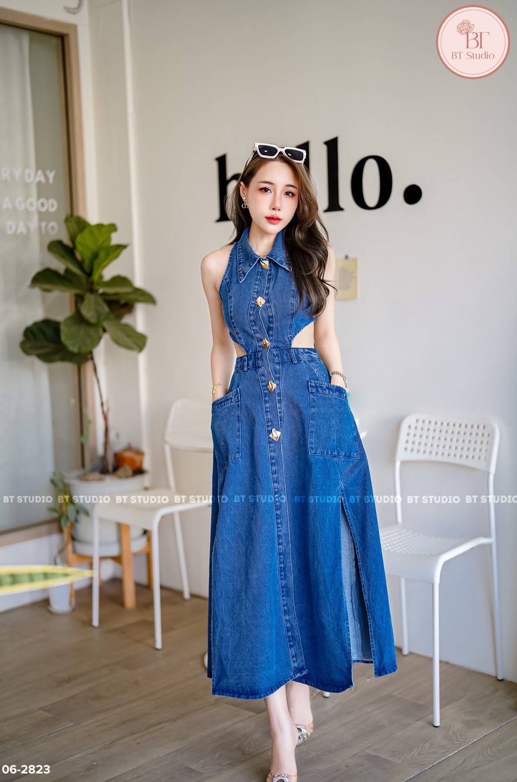 เดรสแฟชั่น เดรสยีนส์แขนกุดคอปกกระดุมหน้า เว้าเอวไปด้านหลัง ผ่าข้างสูงด้านหน้าทั้งสองข้าง