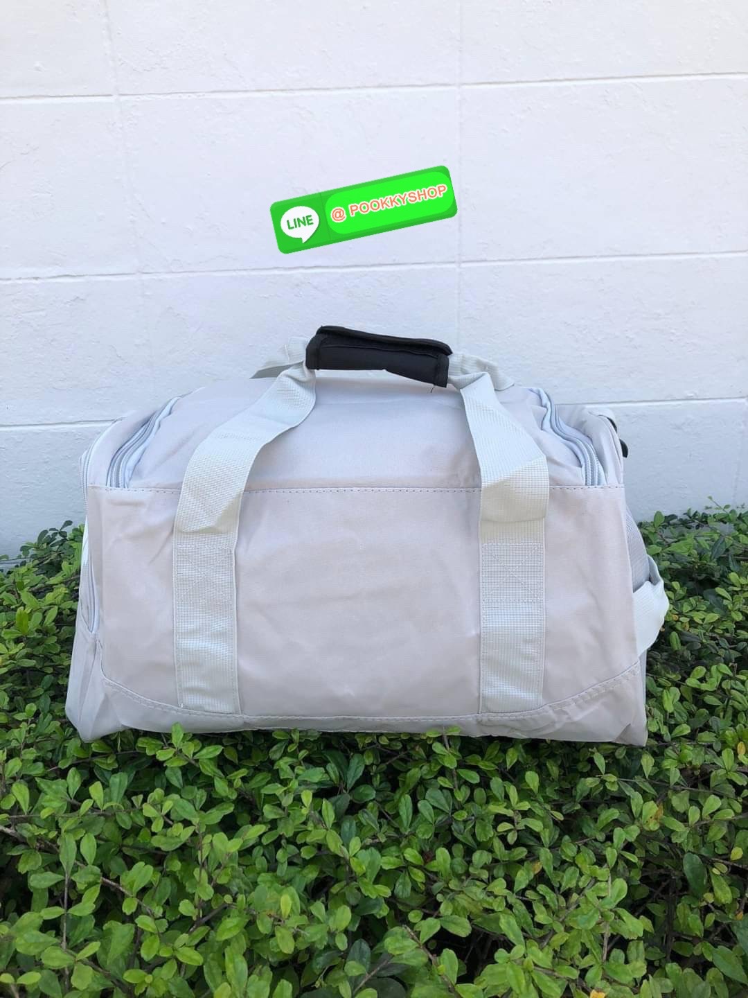 NIKE GYM BAG กระเป๋ายิมและกระเป๋าเดินทางสารพัดช่องที่มีพื้นที่ให้คุณเก็บของมากมาย ไม่ว่าจะช่องซิปคู่หลักที่กว้างใหญ่ สำหรับใส่เสื้อผ้าเดินทางได้หลายชุด ปลอดภัย ช่องรองเท้าแยก และช่องใส่ของด้านในสำหรับเก็บของมีค่า สายคล้องไหล่คู่และสายสะพายไหล่ถอดเก็บได้สา