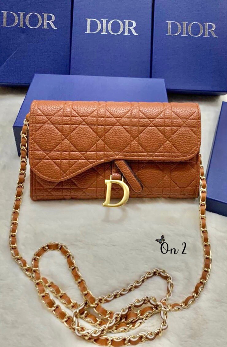 Dior oblique bag กระเป๋า Dior ทรงเหลี่ยมหนังปั้มลายซิกเนเจอร์ของแบรนด์ มีช่องเก็บแบงค์ เก็บการ์ด ใช้เป็นกระเป๋าสะพายและกระเป๋าสตางค์ได้ในตัวค่ะ อะไหล่D สีทองสวยหรูพร้อมส่ง 4 สี