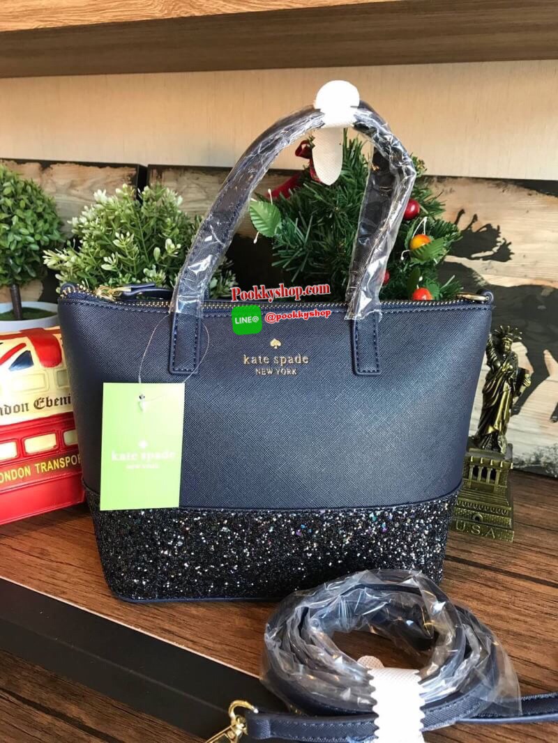 Kate Spade INA Greta Court Glitter Crossbody กระเป๋าถือหรือสะพายใบเล็ก วัสดุหนัง Saffiano สวยหรู ด้านหน้าประดับโลโก้สีทองสวย ก้นกระเป๋ามีดีเทลด้วยGlitter วิ้งๆดูหรู ภายในมีช่องซิปและช่องเล็ก สามารถใส่ ipad mini กระเป๋าสตางค์ใบยาวและของจุกจิกได้เยอะ มีหมุด